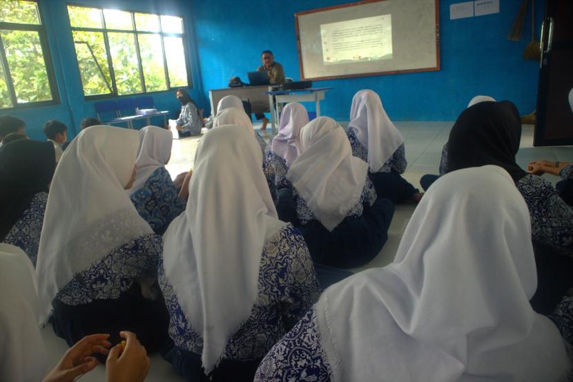 Tim Pengabdian kepada Masyarakat Fakultas Psikologi Universitas Islam Bandung (Unisba) menggelar Program Kemitraan Masyarakat dengan menyelenggarakan Psikoedukasi AMBU (Aksi Mencegah Bullying) bagi siswa dan guru di SMPN 3 Rongga, Kabupaten Bandung Barat.