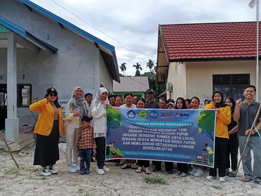 Tim pengabdian kepada masyarakat (PKM) dosen Fakultas Matematika Ilmu Pengetahuan Alam, Universitas Palangka Raya (FMIPA UPR) berdayakan Kelompok Tani Maju Bersama Desa Talian Kereng, Kecamatan Katingan Hilir, Kabupaten Katingan, Provinsi Kalimantan Tengah. Mereka melakukan transfer teknologi dan membantu peralatan untuk membuat pupuk organik berbahan baku limbah rumah tangga dan sisa panen.