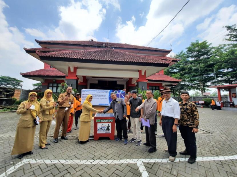 Tim pengabdian masyarakat dari Universitas Negeri Malang (UM) mengenalkan teknologi Charging Spot terintegrasi tempat sampah non-organik dikenalkan di Kota Blitar, Jawa Timur (Jatim).