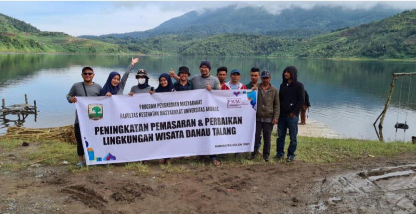 Tim pengabdian masyarakat Fakultas Kesehatan Masyarakat Universitas Andalas melakukan pendampingan terhadap Kelompok Sadar Wisata (Pokdarwis) Danau Talang 