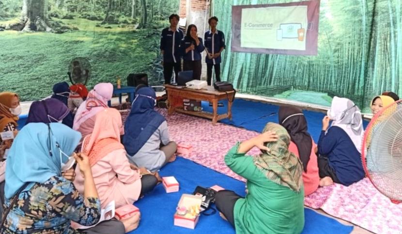  Tim pengabdian masyarakat (Iptek bagi Desa Biaan Undip (IDBU) memberikan program pelatihan dan pendampingan pemanfaatan teknologi digital, guna mendukung pengembangan UMKM, di Kelurahan Mangunharjo, Kecamatan Tugu, Kota Semarang. 