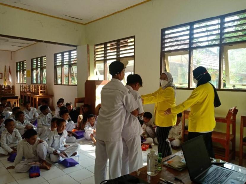 Tim Pengabdian Masyarakat (Pengmas) Fakultas Ilmu Keperawatan Universitas Indonesia (FIK UI) memberikan edukasi dan mitigasi bencana di SMPN 3 Labuan, Desa Banyubiru, Kecamatan Labuan, Kabupaten Pandeglang, Provinsi Banten. 