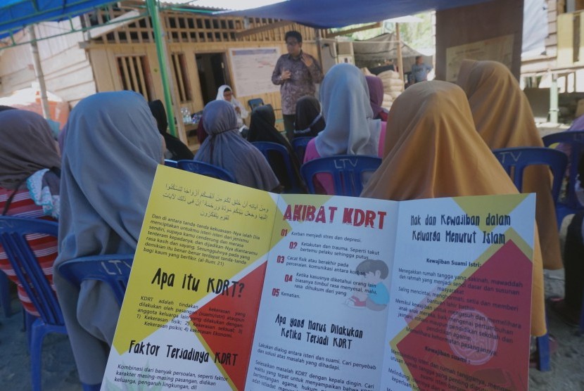 Tim Pengabdian Masyarakat (Pengmas)  FHUI memberikan penyuluhan tentang KDRT di Desa Lende Tovea, Kecamatan Sirenja, Kabupaten Donggala.