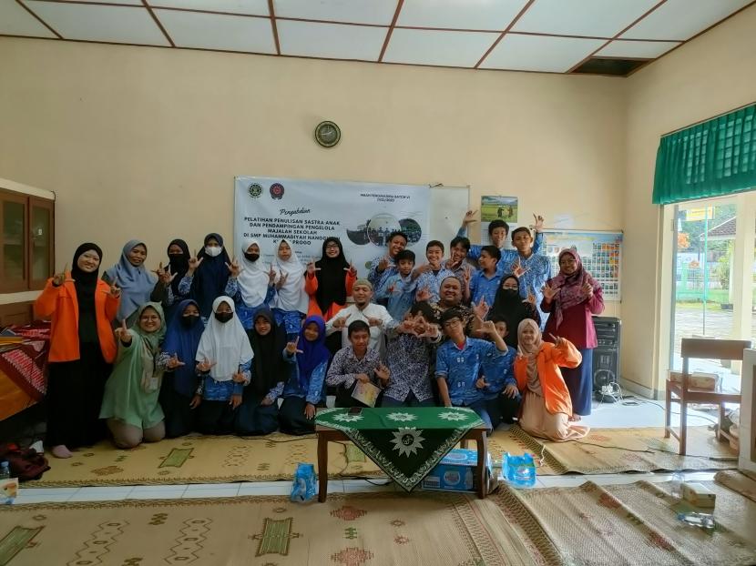   Tim pengabdian masyarakat Prodi Sastra Indonesia UAD mengadakan pelatihan menulis dan mengelola majalah sekolah di SMP Muhammadiyah Nanggulan, Kulonprogo, DIY.