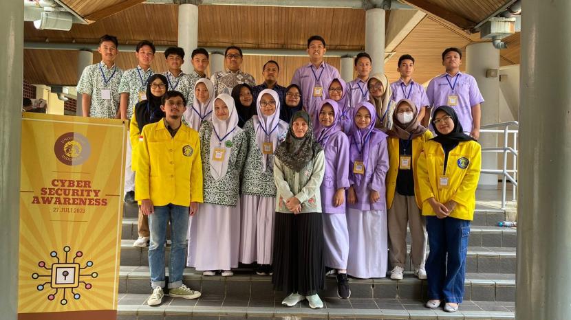 Tim Pengabdian Masyarakat Sekolah Kajian Stratejik dan Global Universitas Indonesia mengadakan kegiatan Pelatihan Cyber Security Awareness (CYSA) untuk siswa Madrasah Aliyah Negeri (MAN) di Jakarta Selatan pada hari Kamis, 27 Juli 2023. 