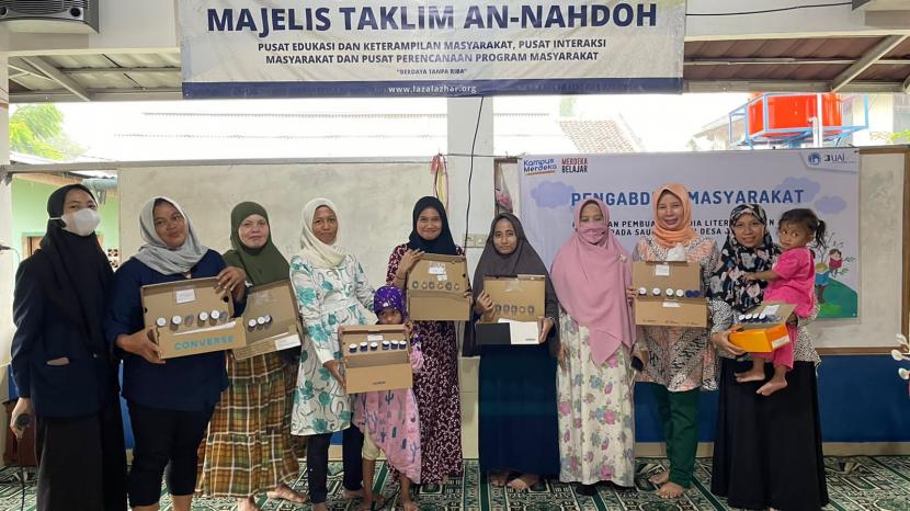 Tim Pengabdian Masyarakat Universitas Al Azhar Indonesia (UAI), memberikan materi komunikasi parenting kepada komunitas binaan LAZ Al Azhar di daerah Jampang, Bogor, Jawa Barat beberapa waktu lalu.