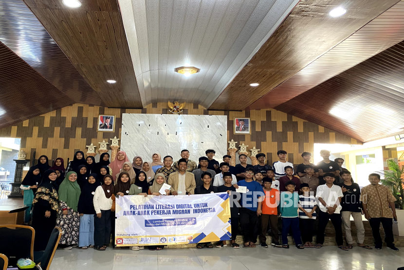 Tim Pengabdian Masyarakat Universitas Al-Azhar memberikan pelatihan literasi digital kepada anak-anak pekerja migran, di Lombok Timur, NTB pada 21-22 Juni 2025.