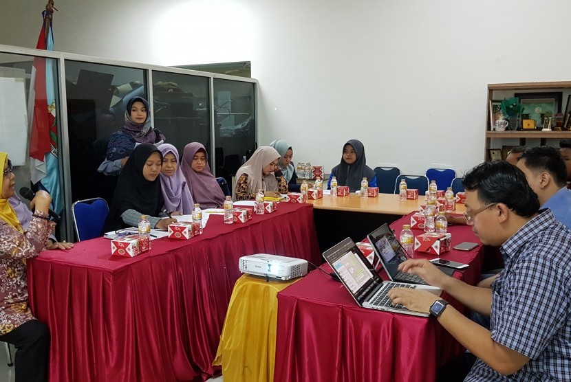 Tim Pengabdian Masyarakat Universitas Indonesia (UI) dari FH dan FEB  melakukan pengabdian kepada pengelola BMT/ koperasi syariah di kantor BMT Al-Mujahidin, Pontianak.