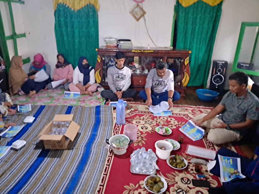 Tim Pengabdian Masyarakat Unkris saat melakukan pendampingan pendirian koperasi bagi petani kopi di Kampung Pasir Angling, Desa Sunten Jaya, Kecamatan Lembang, Kabupaten Bandung, Jawa Barat, Juni-Desember 2022.