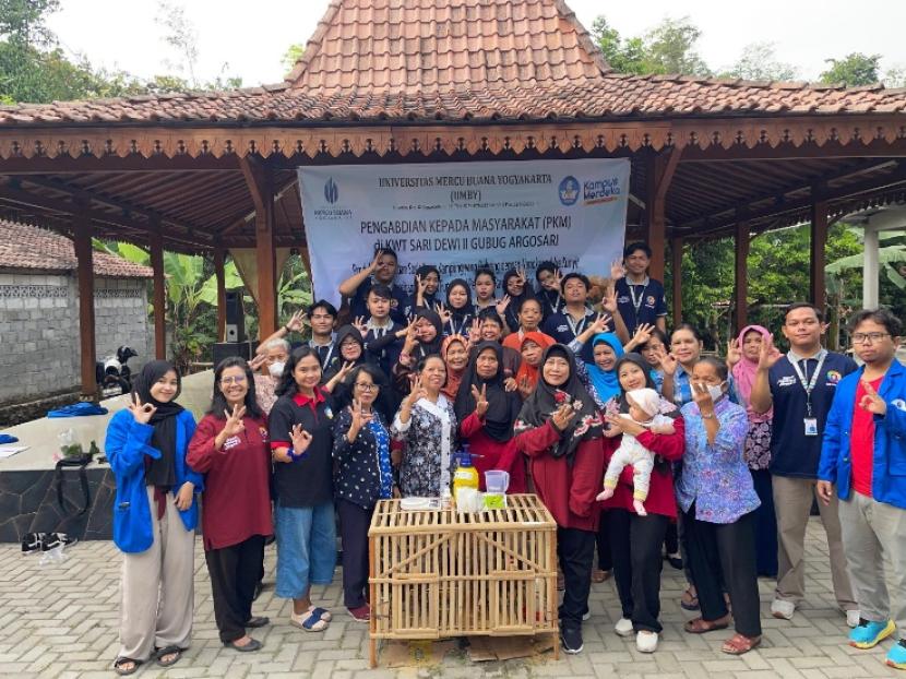 Tim Pengabdian Masyarakat yang diketuai Dr Ir Sundari dari Fakultas Agroindustri, UMBY, menggelar kegiatan Pengabdian Kepada Masyarakat (PKM) di Dusun Gubug, RT 051, Kalurahan Argosari, Kapanewon Sedayu, Kabupaten Bantul, Provinsi Daerah Istimewa Yogyakarta. Sundari didampingi anggota tim yakni drh Anastasia Mamilisti Susiati, MP dan Nafiatun Sholihah, SKom, MCs (Amikom Yogyakarta).