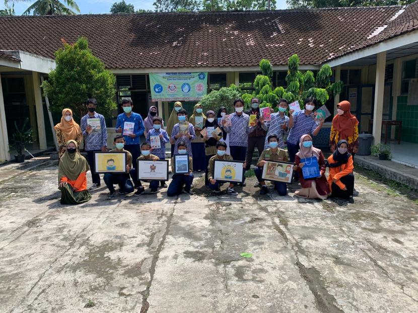 Tim pengabdian Program Studi (Prodi) Sastra Indonesia Universitas Ahmad Dahlan (UAD) Yogyakarta mengadakan kegiatan pengabdian di SMP Muhammadiyah Nanggulan.