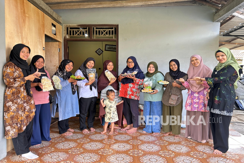Tim Pengabdian Universitas Ahmad Dahlan (UAD) memberikan pelatihan kepada pelaku Usaha Mikro, Kecil, dan Menengah (UMKM) kuliner di Desa Sriharjo, Kecamatan Imogiri, Kabupaten Bantul, Daerah Istimewa Yogyakarta. 