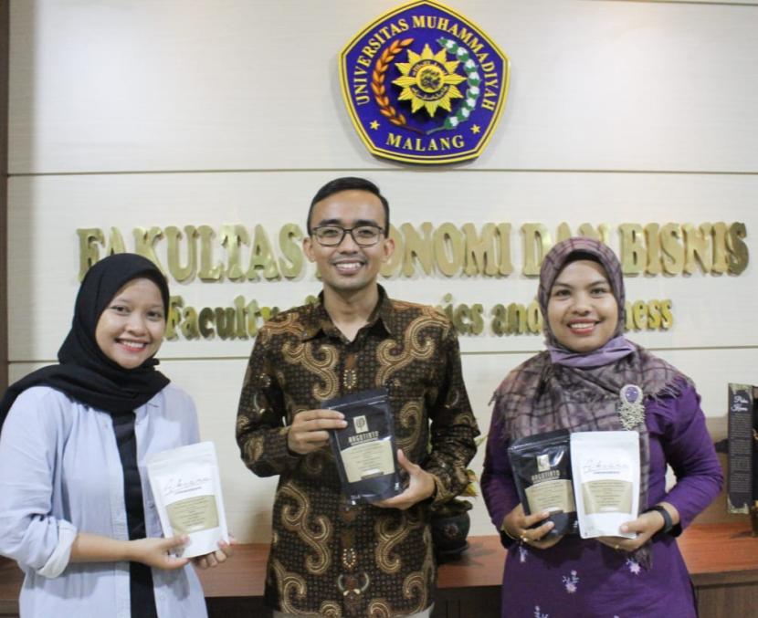 Tim pengabdian Universitas Muhammadiyah Malang (UMM) melakukan inovasi terhadap biji kopi di Desa Argotirto, Kecamatan Sumbermanjing Wetan, Kabupaten Malang. 