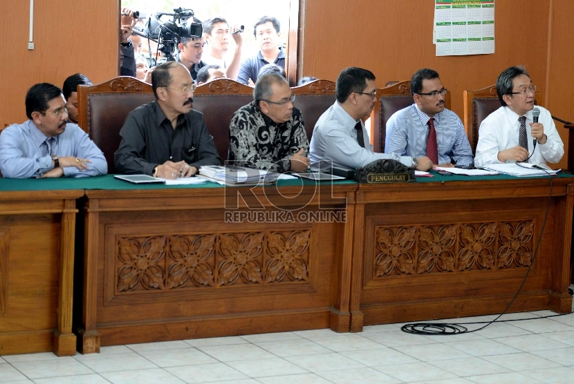 Tim pengacara yang menjadi kuasa hukum Komjen Budi Gundawan mengikuti persidangan praperadilan di Pengadilan Negeri Jakarta Selatan, Senin (2/2). (Republika/ Wihdan)
