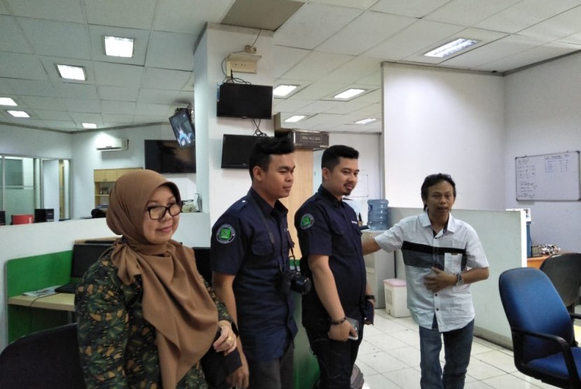 Tim pengelola jabarprov.go.id, bersama Wakil Redaktur Pelaksana Republika Online, Joko Sadewo (baju putih) di Kantor Harian Republika, Kamis (5/7). 