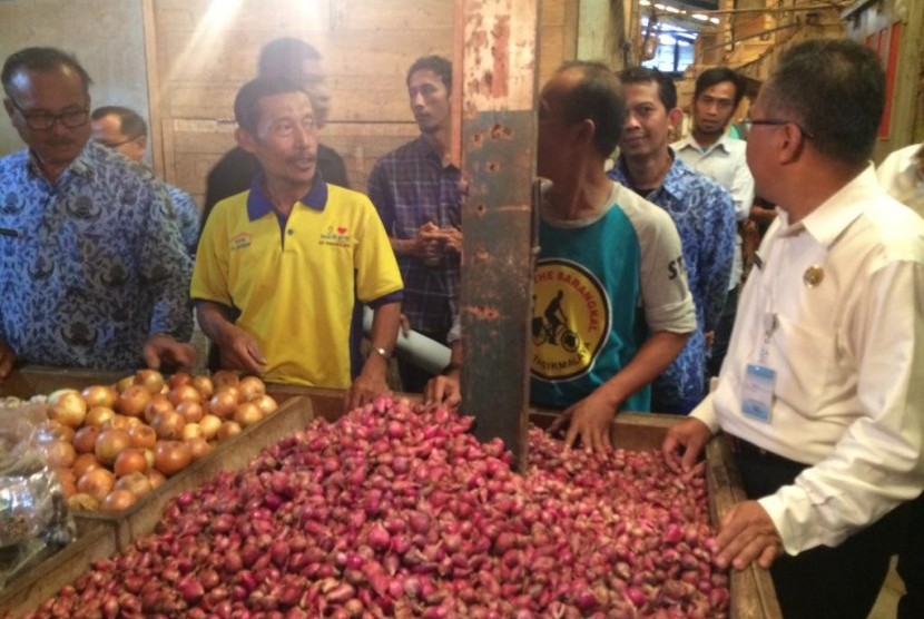 Tim Pengendali Inflasi Daerah (TPID) Kota Tasikmalaya melakukan inspeksi mendadak (sidak) di Pasar Induk Cikurubuk, Kota Tasikmalaya, Kamis (2/5) siang. 