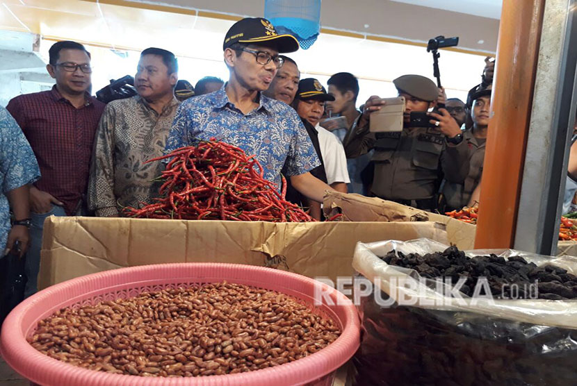 Tim Pengendali Inflasi Daerah (TPID) melakukan sidak ke Pasar Raya Padang. Tim menemukan bahwa sebagian besar komoditas di Sumbar masih berada di zona hijau. Bank Indonesia pun optimistis laju inflasi selama Puasa bertengger di level rendah, yakni rentang 0,3-0,4 persen. 