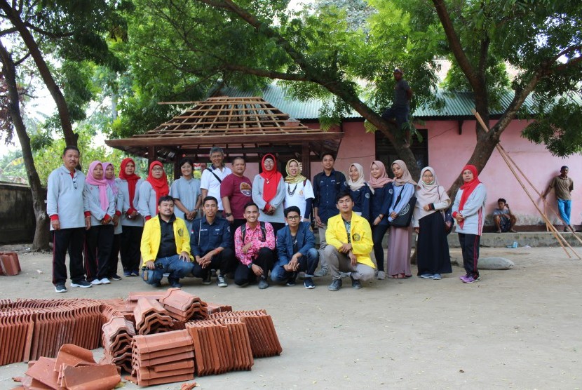 Tim Pengmas KWA Universitas Indonesia, guru, dan relawan Berugak Baca di SDN 3 Batulayar, Sabtu (3/8).