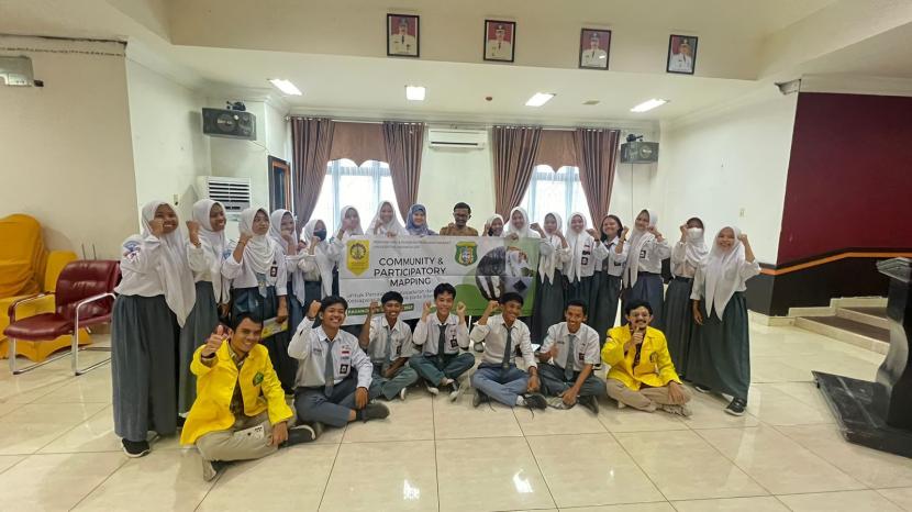 Tim Pengmas UI melakukan kegiatan pengmas di bidang edukasi kebencaanaan di kota Pasangkayu Sulawesi Barat, Senin (9/10/2023). 