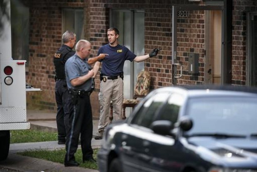 Tim pengolah bukti FBI menggeledah kompleks apartemen Waldo Heights di Kansas City, Missouri, Ahad, 17 Juli 2016. Penggeledahan itu terkait penembakan yang menewaskan tiga polisi di Baton Rouge, Louisiana.