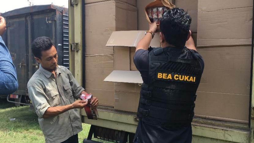 Tim Penindakan dan Penyidikan (P2) Kanwil Bea Cukai Jawa Timur 2 berhasil melakukan penindakan terhadap pabrik rokok ilegal yang melakukan pengepakan rokok tanpa izin di Desa Jatisari, Kecamatan Pakisaji, Kabupaten Malang. 