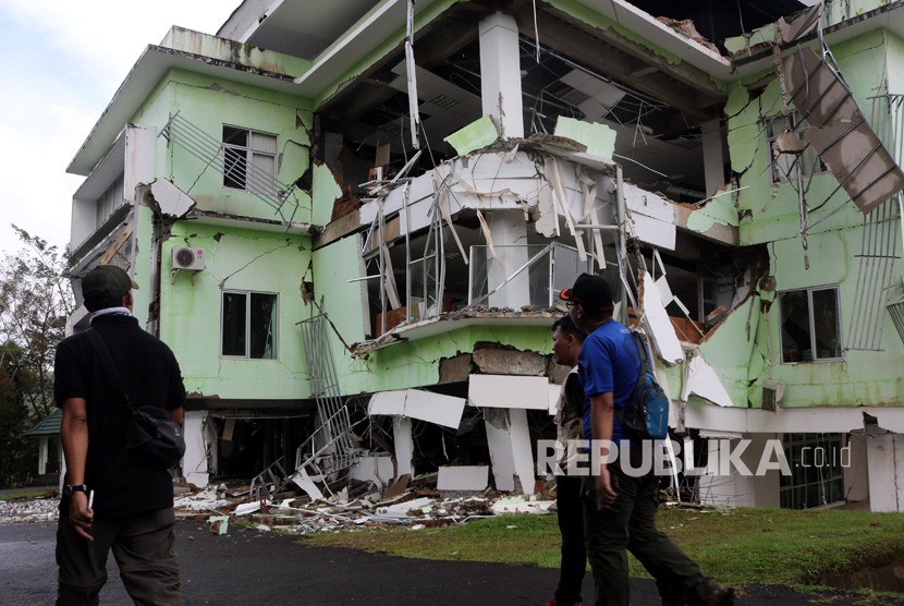 Tim peninjau dari Badan Nasional Penanggulangan Bencana (BNPB) meninjau Gedung Pusat Perpustakaan Institut Agama Islam Negeri (IAIN) Ambon yang rusak akibat terdampak pergerakan tanah di kawasan kampus IAIN, Desa Batu Merah, Ambon, Maluku, Ahad (9/6/2019). 