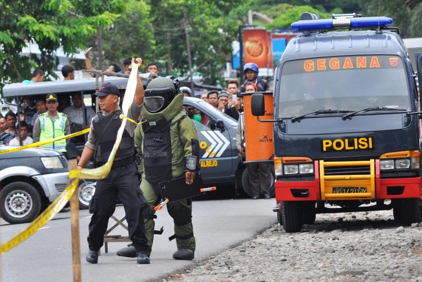 Tim Penjinak Bahan Peledak (Jihandak) bersiap mengamankan barang mencurigakan di lokasi ditemukannya bom rakitan (Ilustrasi)
