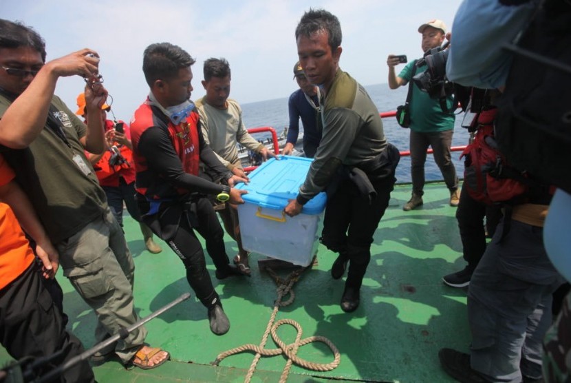 Tim Penyelam Batalyon Intai Amfibi TNI AL bersama tim Basarnas memindahkan temuan kotak hitam (black box) Pesawat Lion Air JT-610 di KR Baruna Jaya, Perairan Karawang, Jawa Barat, Kamis ( 1/11). Republika/Mahmud Muhyidin