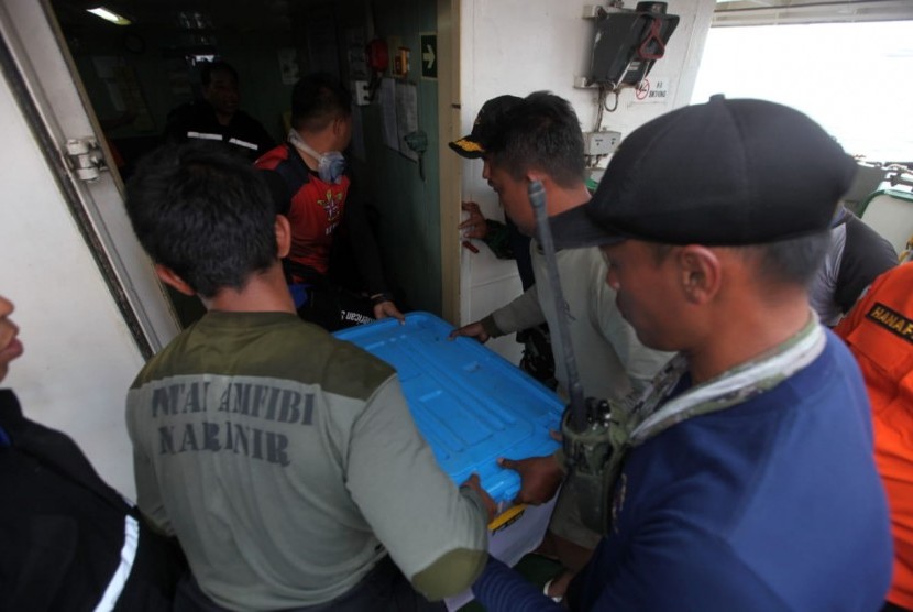 Tim Penyelam Batalyon Intai Amfibi TNI AL bersama tim Basarnas memindahkan temuan kotak hitam (black box) Pesawat Lion Air JT-610 di KR Baruna Jaya, Perairan Karawang, Jawa Barat, Kamis ( 1/11). Republika/Mahmud Muhyidin