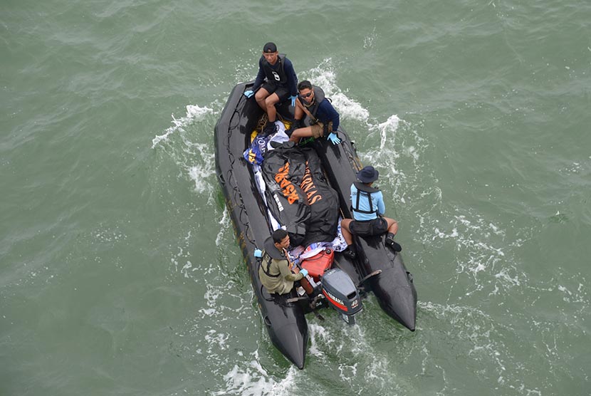 Tim Penyelam TNI AL berhasil mengevakuasi lagi 4 jenazah, dari badan pesawat AirAsia QZ-8501 di perairan Selat Karimata, dekat Pangkalan Bun, Kotawaringin Kalimantan Tengah, Sabtu (24/1).   (Antara/Pool/Adek Berry)