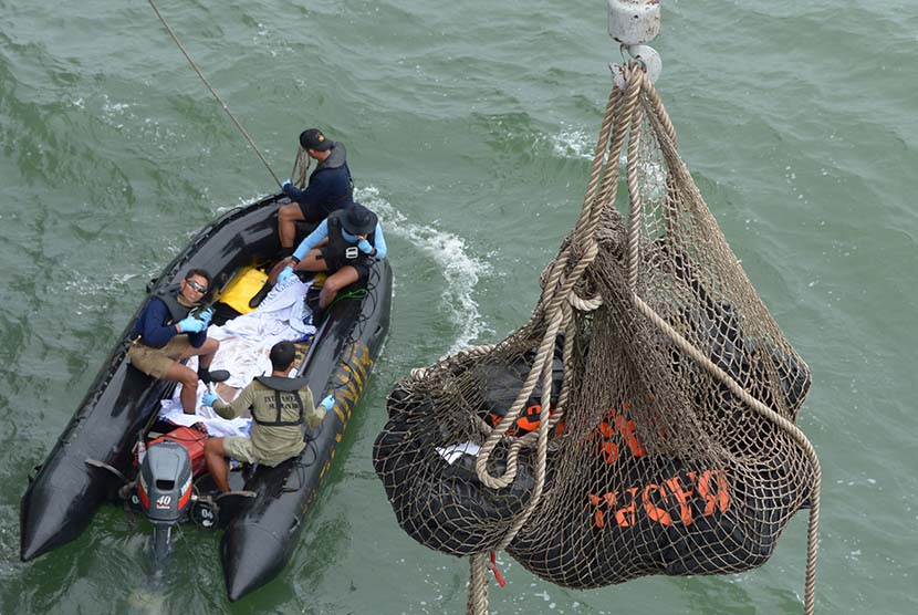 Tim Penyelam TNI AL berhasil mengevakuasi lagi 4 jenazah, dari badan pesawat AirAsia QZ-8501 di perairan Selat Karimata, dekat Pangkalan Bun, Kotawaringin Kalimantan Tengah, Sabtu (24/1).   (Antara/Pool/Adek Berry)