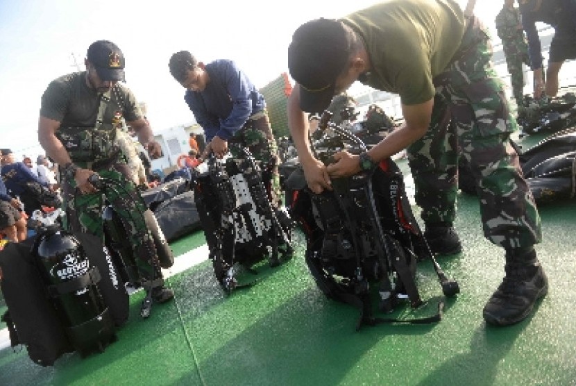 Tim penyelam TNI AL bersiap melakukan pencarian pesawat Air Asia.