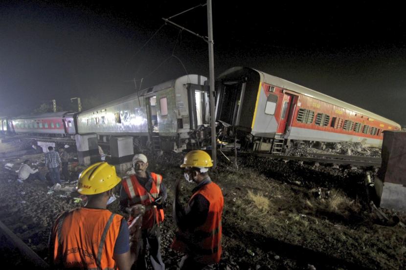 Tim penyelamat bekerja di lokasi kecelakaan kereta penumpang, di distrik Balasore, di negara bagian Odisha, India timur, Sabtu, 3 Juni 2023. Dua kereta penumpang tergelincir di India, menewaskan lebih dari 200 orang dan menjebak ratusan lainnya di dalam lebih dari satu selusin gerbong kereta yang rusak, kata para pejabat. 