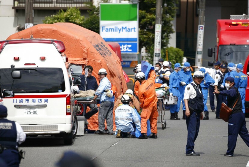 Tim penyelamat bekerja di lokasi penusukan di sebuah halte bus di Kawasaki, dekat Tokyo, Jepang, Selasa (28/5).