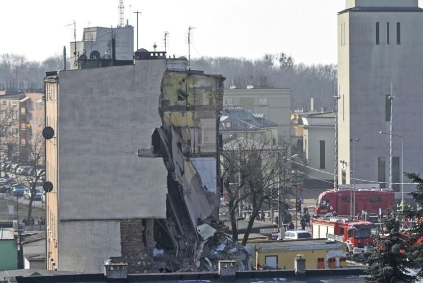 Tim penyelamat bekerja di sebuah bangunan yang ambruk di Poznan, Polandia, Ahad (4/3). Sebuah blok apartemen runtuh, menewaskan beberapa orang dan melukai lebih dari 20 lainnya. Tim pemadam kebakaran dibantu anjing penyelamat menyisir puing-puing untuk mencari lebih banyak korban. 