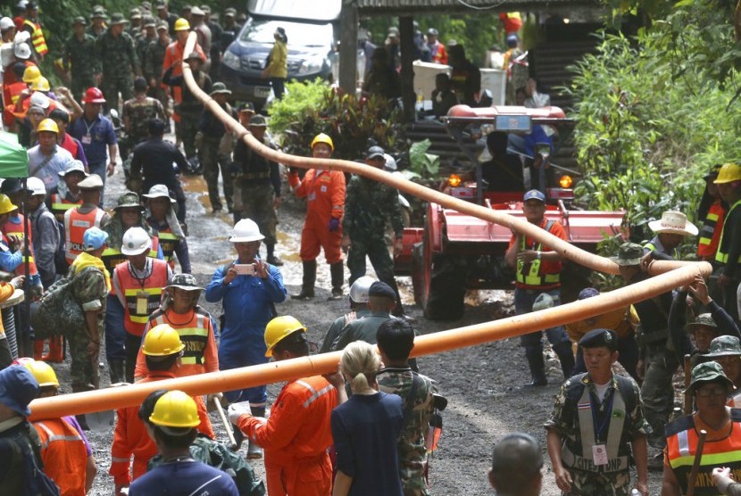 Tim penyelamat bekerja memompa air keluar dari gua yang banjir di Mae Sai, Chiang Rai, Thailand, Rabu (4/7). Tim sepak bola remaja Thailand masih berada di dalam gua.