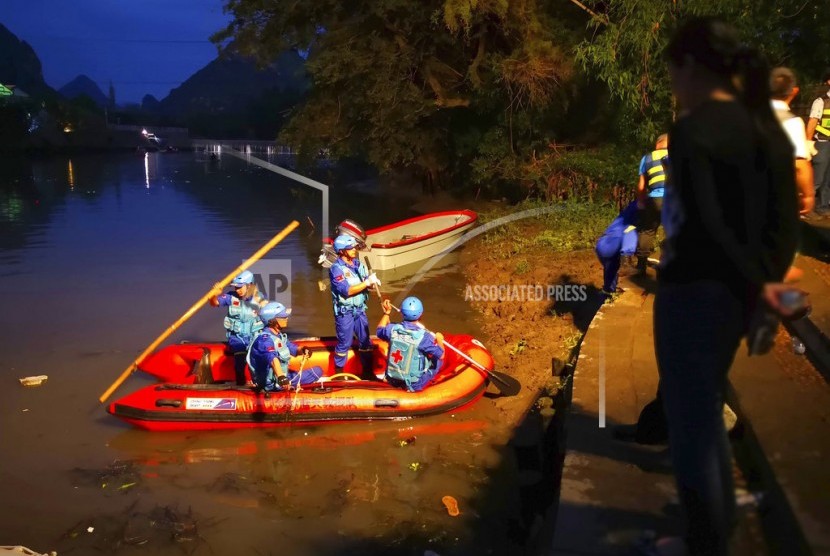 Tim penyelamat bersiap untuk mencari pemumpang perahu naga yang tenggelam di Taohua, Guilin, selatan Guangxi Zhuang, Cina, Sabtu (21/4).
