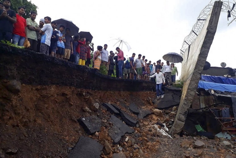 Tim penyelamat dan warga di lokasi tembok ambruk di Mumbai, India, Selasa (2/7). Sebanyak 15 orang meninggal tertimpa tembok tersebut.