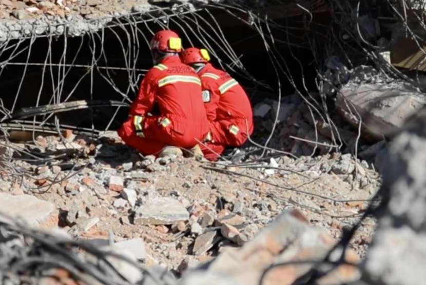 Tim penyelamat gabungan sedang melakukan pencarian korban gempa di Lombok Utara