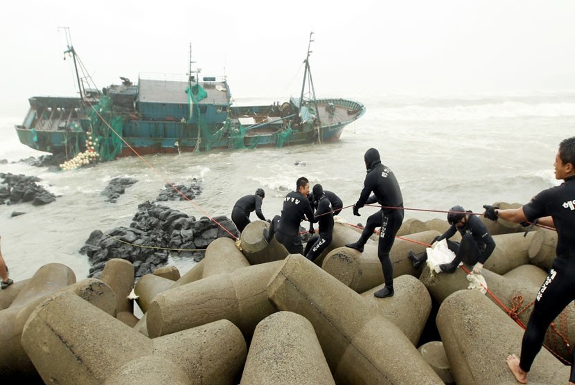    Tim penyelamat Korea Selatan mencoba menyelamatkan nelayan Cina dari kapal yang kandas di Jeju, Korea Selatan, Selasa (28/8). (Kang Jae-nam/AP)