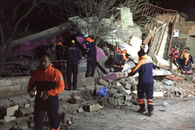 Tim penyelamat masih mencari korban yang tertimbun reruntuhan setelah markas polisi di distrik Cinar, provinsi Diyarbakir, Turki diserang bom mobil.