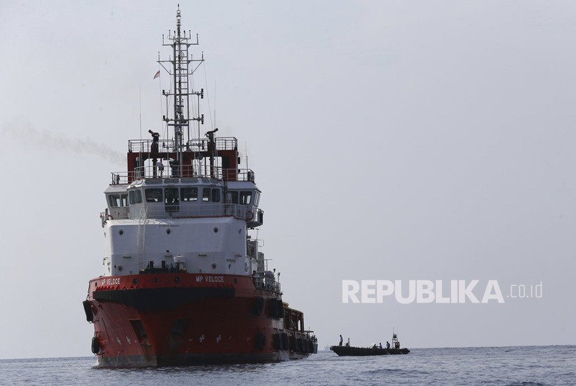 Tim penyelamat melakukan operasi pencarian di perairan Ujung Karawang, Jawa Barat, setelah pesawat Lion Air menabrak laut Senin (29/10/2018). 