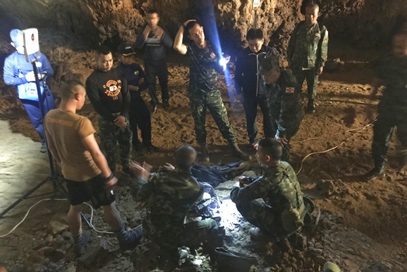 Tim penyelamat melanjutkan pencarian tim sepakbola remaja Thailand dan pelatihnya yang diduga terjebak di gua di Mae Sai, Chiang Rai, Thailand utara, Selasa (26/6).