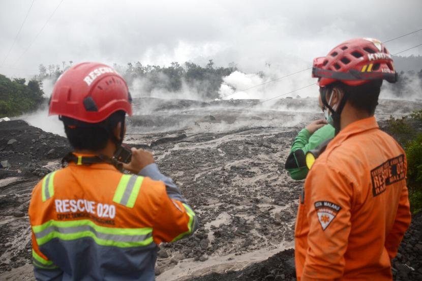  Tim penyelamat memantau aliran material vulkanik dari letusan Gunung Semeru, di Lumajang, Jawa Timur. Pemkab Lumajang menetapkan selama 14 hari masa tanggap darurat erupsi Semeru.