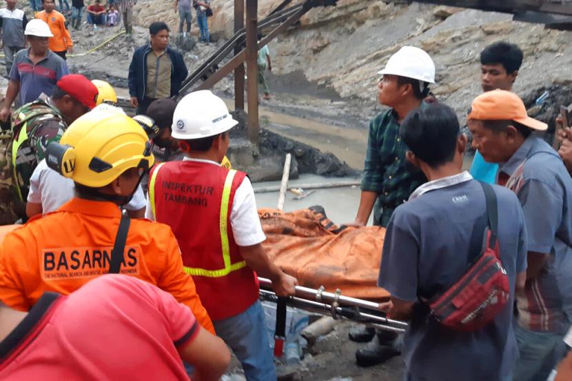  Tim penyelamat membawa jenazah korban ledakan tambang batu bara di Sawahlunto, Sumatera Barat, Indonesia Jumat, 9 Desember 2022. Ledakan yang disebabkan oleh gas berbahaya termasuk metana itu menewaskan sejumlah penambang. 