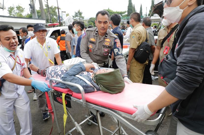  Tim penyelamat membawa korban yang terluka akibat gempa di sebuah rumah sakit (ilustrasi)