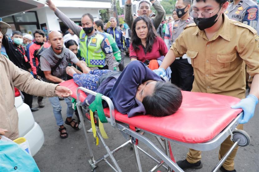  Tim penyelamat membawa korban yang terluka akibat gempa di sebuah rumah sakit di Cianjur, Jawa Barat, Senin, 21 November 2022. Gubernur Jabar Ridwan Kamil memberangkatkan Tim JQR ke lokasi gempa Cianjur.