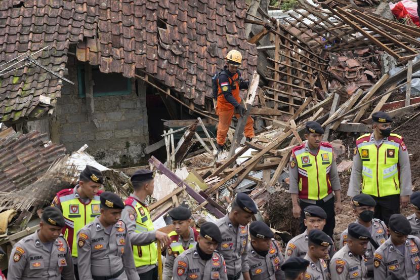 Tim penyelamat mencari korban di sebuah desa yang dilanda tanah longsor akibat gempa di Cianjur, Jawa Barat. Badan Meteorologi Klimatologi dan Geofisika (BMKG) Bandung mengungkapkan gempa susulan sudah terjadi 192 kali hingga pukul 09.00 Wib pascagempa magnitudo 5,6 pada Senin (21/11/2022) lalu. Gempa susulan diperkirakan berakhir pada pekan kedua mendatang.