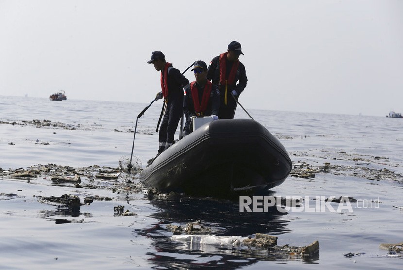  Tim penyelamat mencari korban pesawat Lion Air JT 610  yang jatuh di perairan Tanjung Karawang, Jawa Barat ,Senin (29/10/ 2018).