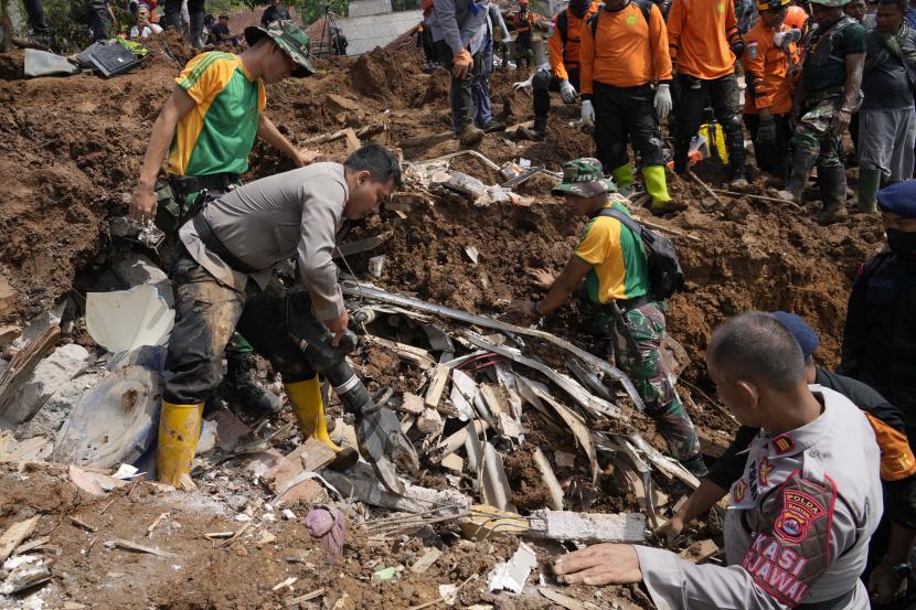 Tim penyelamat mencari korban tanah longsor yang dipicu gempa di Cianjur, Jawa Barat, Indonesia, Rabu, 23 November 2022. Rafka, bocah berusia tujuh tahun ditemukan selamat usai tiga hari tertimbun reruntuhan bangunan akibat gempa Cianjur, Rabu (23/11/2022). 